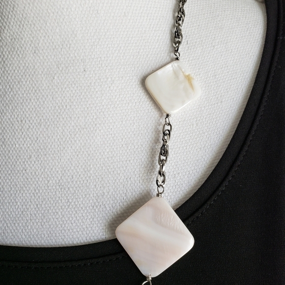 STATEMENT NECKLACE SILVER LINK CHAIN WITH WHITE SQUARE BEADS - Picture 3 of 3